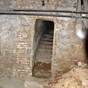 Bei den Arbeiten im Keller wird eine Notstiege aus dem 2. Weltkrieg entdeckt, die den Bewohnern des Nachbarhauses den Zugang zum Pfarrkeller bei Bombenangriffen ermöglichte.